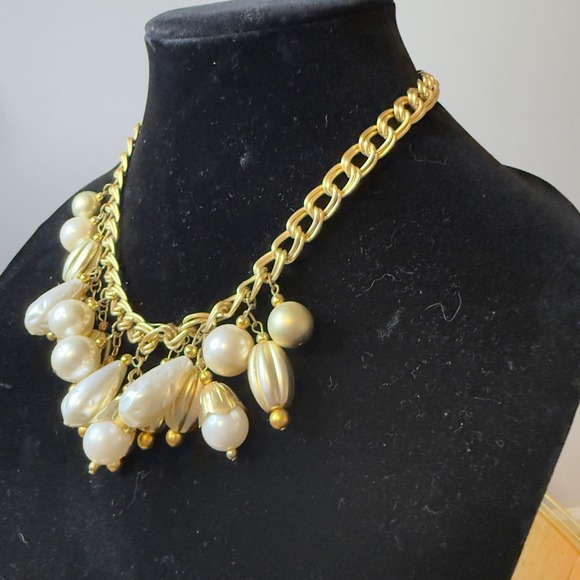 Vintage Gold Tone Chunky Chain Faux Pearl Cluster Statement Necklace - Picture 4 of 5